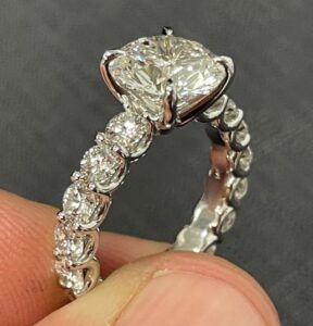 DIAMOND CENTER WITH SHARED PRONG SIDE RING